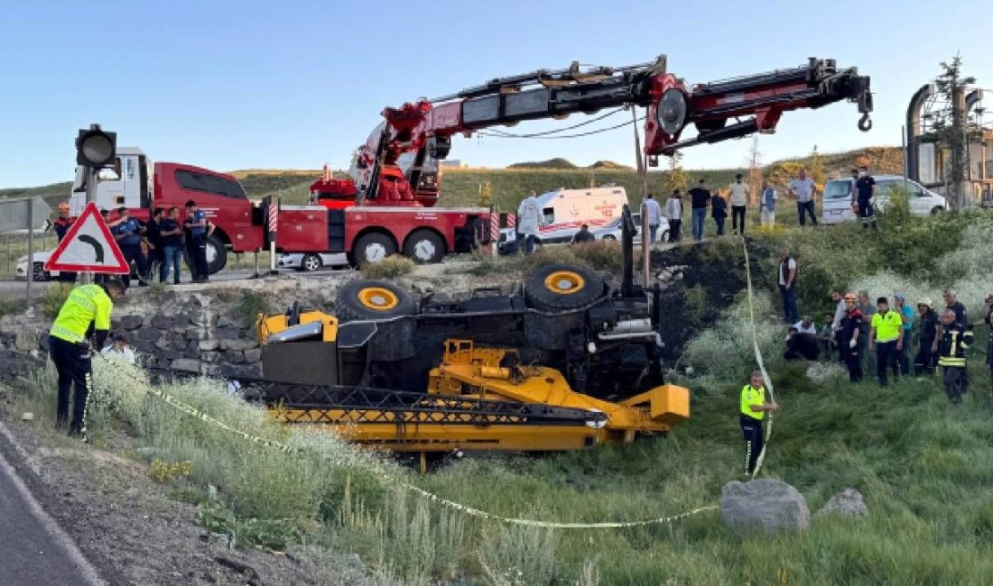 Erzurum'da, yol kenarına devrilen vinçten atlayarak kurtulmaya çalışırken altında kalan
