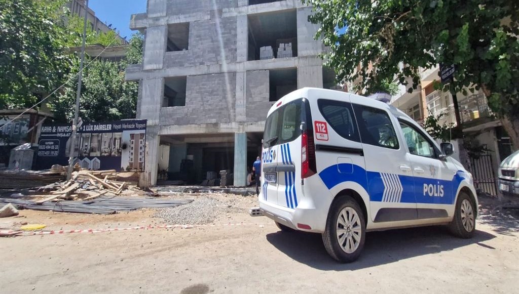 Diyarbakır'da beş katlı inşaatın son katında çalışırken tabana düşen çalışanlardan