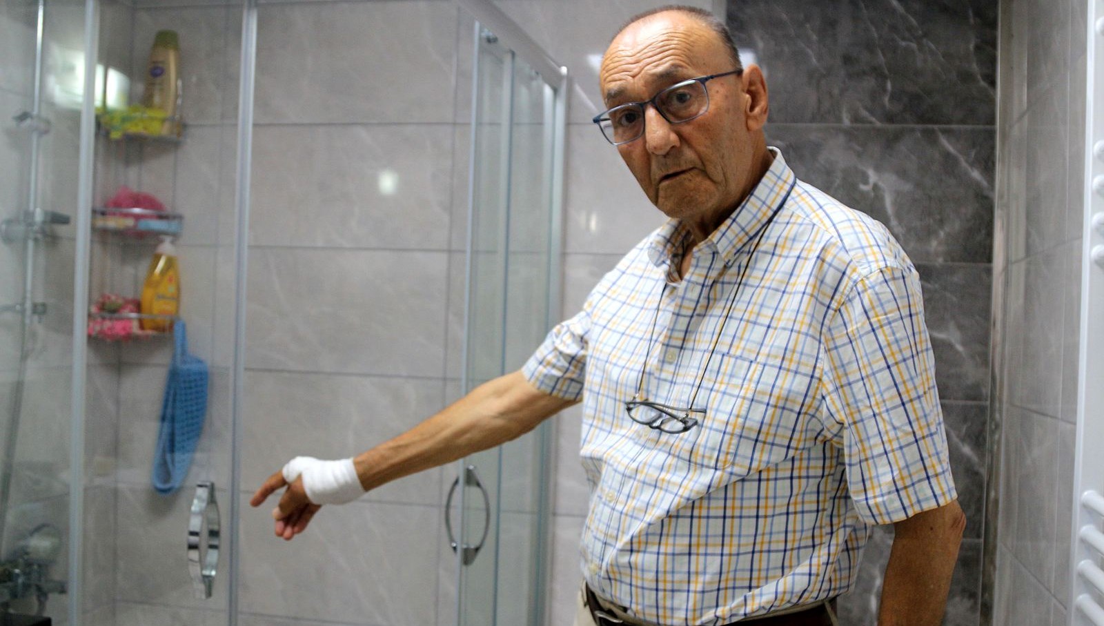 Antalya'da emekli bir akademisyen, duş aldığı sırada duşakabin camının patlaması