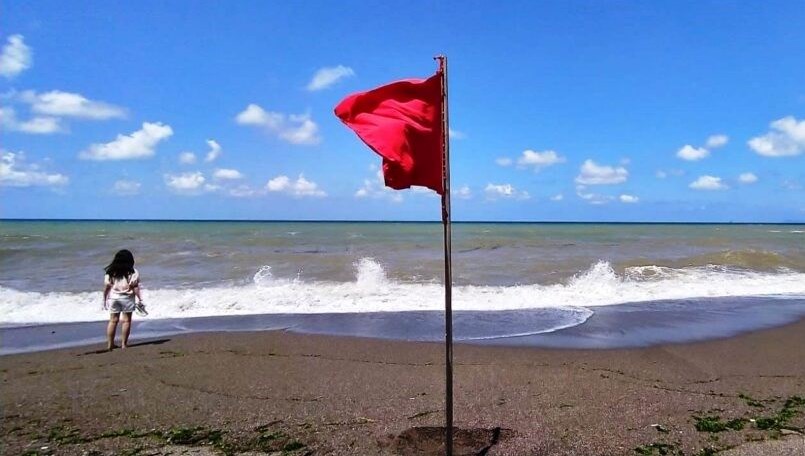 Düzce’de hava kuralları sebebi ile denize girişler yasaklandı.