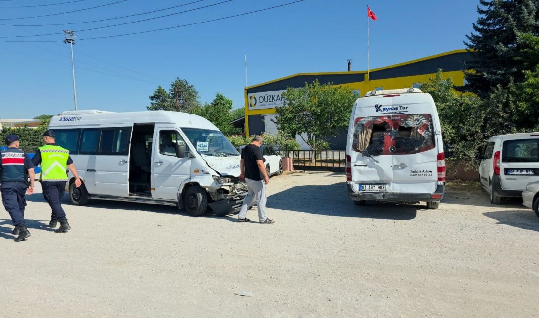 Düzce'de yol çalışması nedeniyle bölünen yolda emekçi taşıyan iki servis