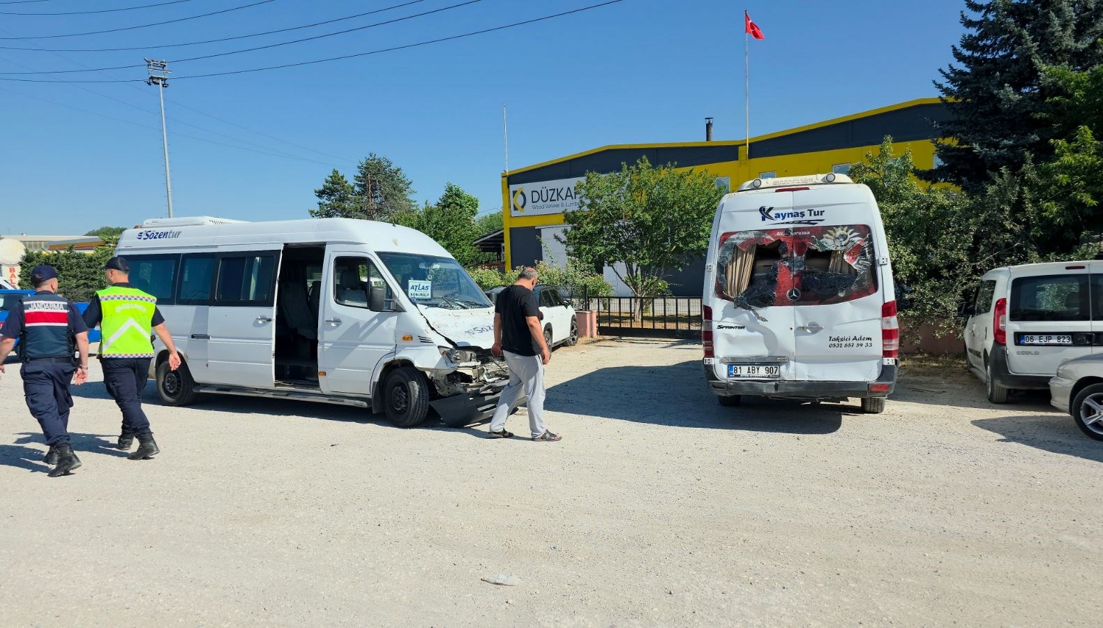 Düzce'de yol çalışması nedeniyle bölünen yolda emekçi taşıyan iki servis