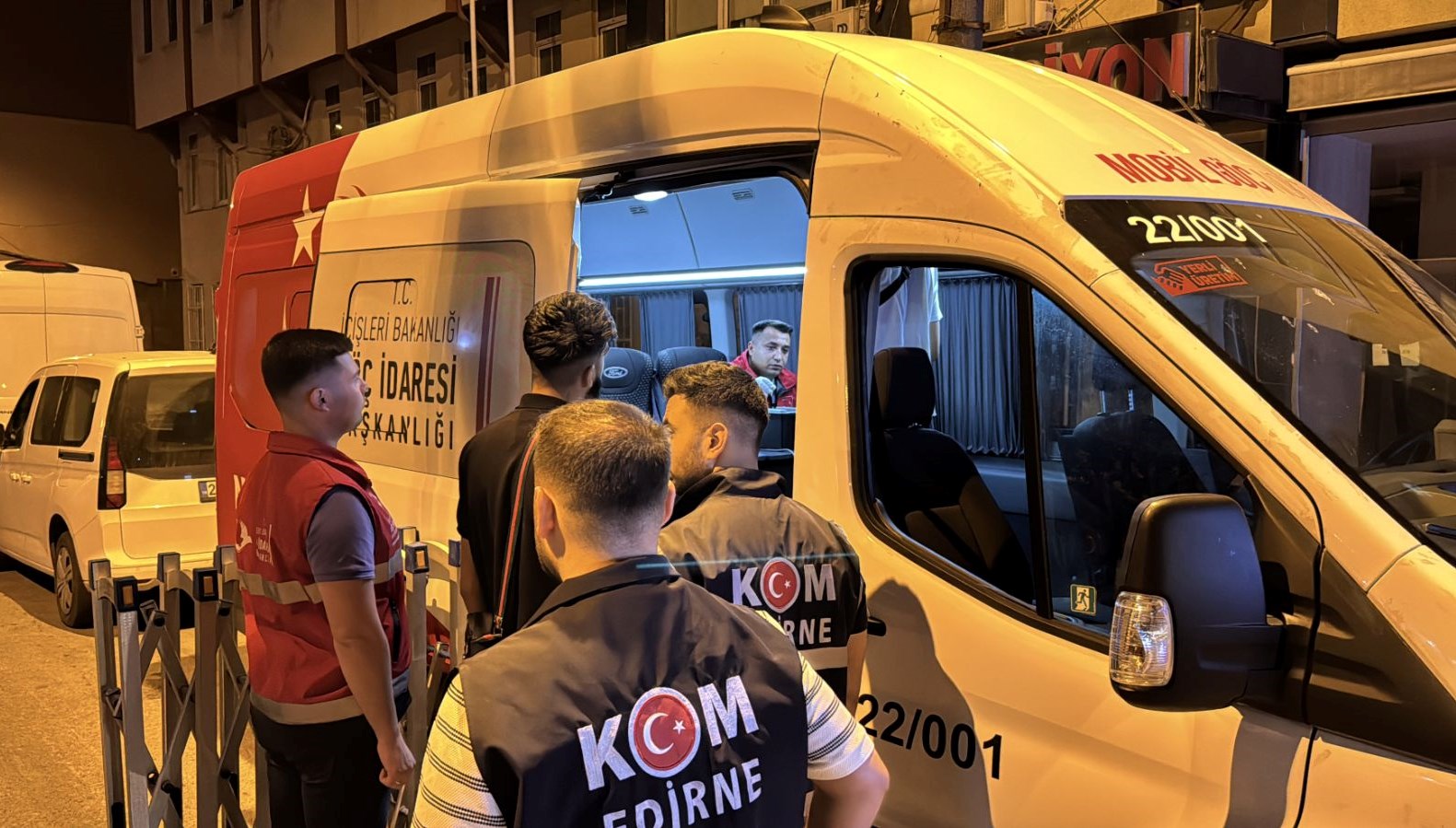 Edirne'de otel ve pansiyonlarda yapılan kontrollerde 13 sistemsiz göçmen yakalandı.