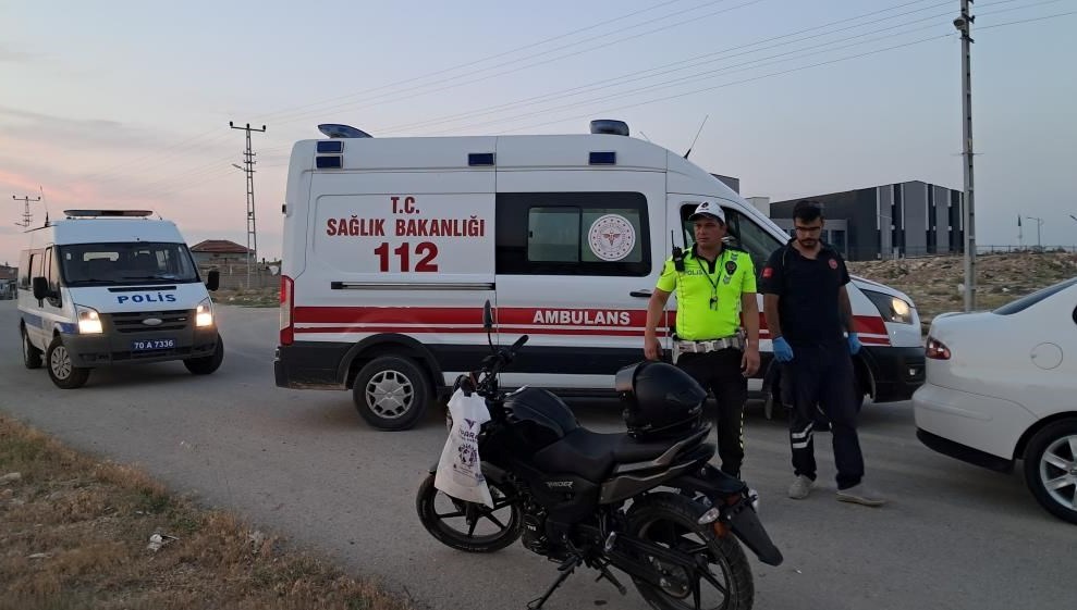 Karaman'da denetimden çıkan motosiklet, seyir halindeki araca çarptı. Kazada yaralanan