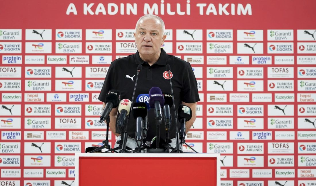 A Ulusal Bayan Basketbol Kadrosu Başantrenörü Ekrem Mutlu, dikkat çeken
