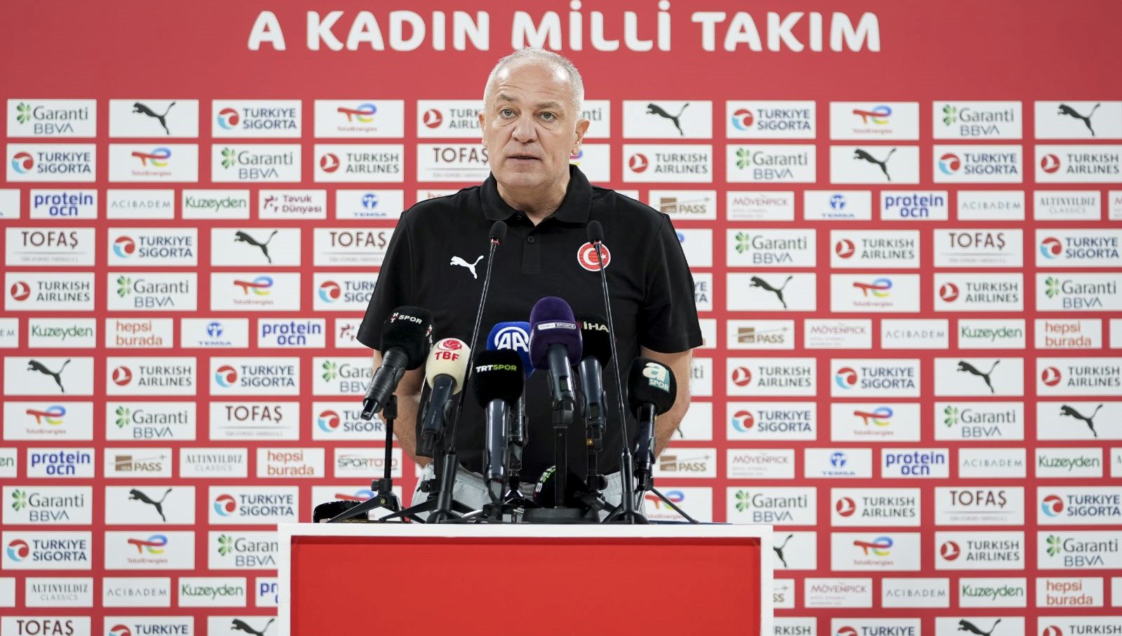 A Ulusal Bayan Basketbol Kadrosu Başantrenörü Ekrem Mutlu, dikkat çeken