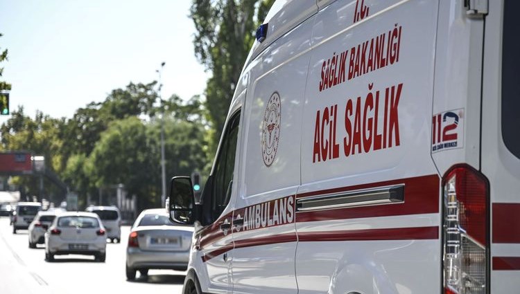 Elazığ'da 2 inşaat personeli iskeleden düşerek yaralandı.