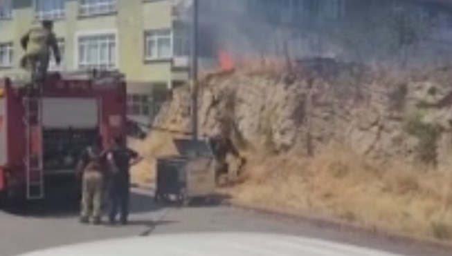 Ankara'nın Keçiören ilçesinde elektrik direğinin otluk alana devrilmesi sonucu yangın