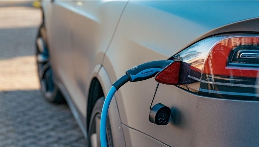 Elektrikli araçlara geçiş isteği Avrupa'da ABD'den daha süratli azalıyor.