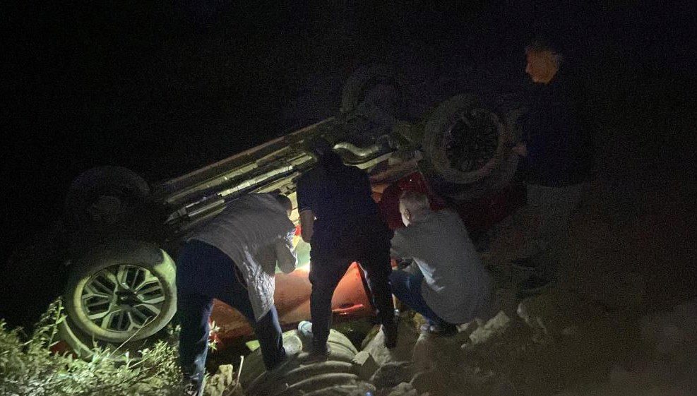 Erzincan'ın Kemaliye ilçesinde araba su kanalına uçtu. Kazada dört kişi