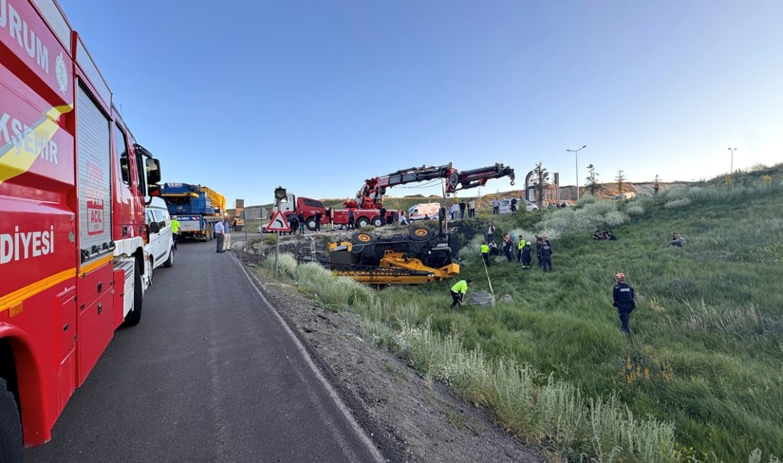 Erzurum'da yol kenarına devrilen vinçten atlayarak kurtulmaya çalışırken aracın altında