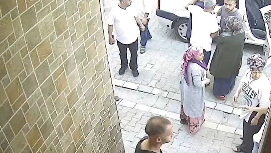 Esenyurt'ta çocukların tartışmasına aileleri dahil olunca mahalle karıştı. İki aile