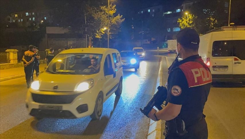 İstanbul polisi Esenyurt'ta güvenlik operasyonu gerçekleştirdi. Operasyonda üç suikast silahı