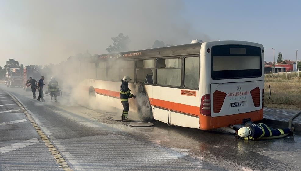 Eskişehir'de seyir halindeki belediye otobüsünde çıkan yangın paniğe neden oldu.