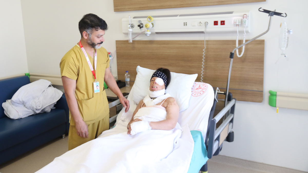 Eski sevgilisi tarafından, uyuduğu esnada yüzüne, bedeninin çeşitli yerlerine kezzap