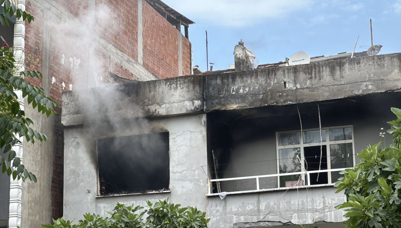 Samsun'da bir meskende yangın çıktı. Yangın nedeniyle oluşan dumandan etkilenen