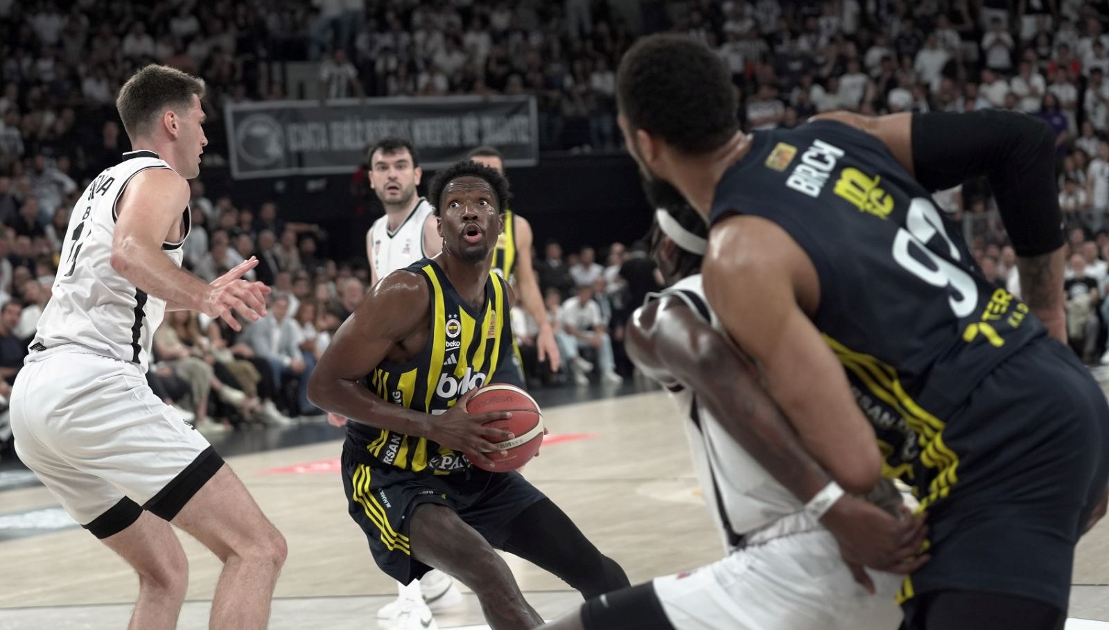 Türkiye Sigorta Basketbol Süper Ligi final serisi 4. maçında Fenerbahçe