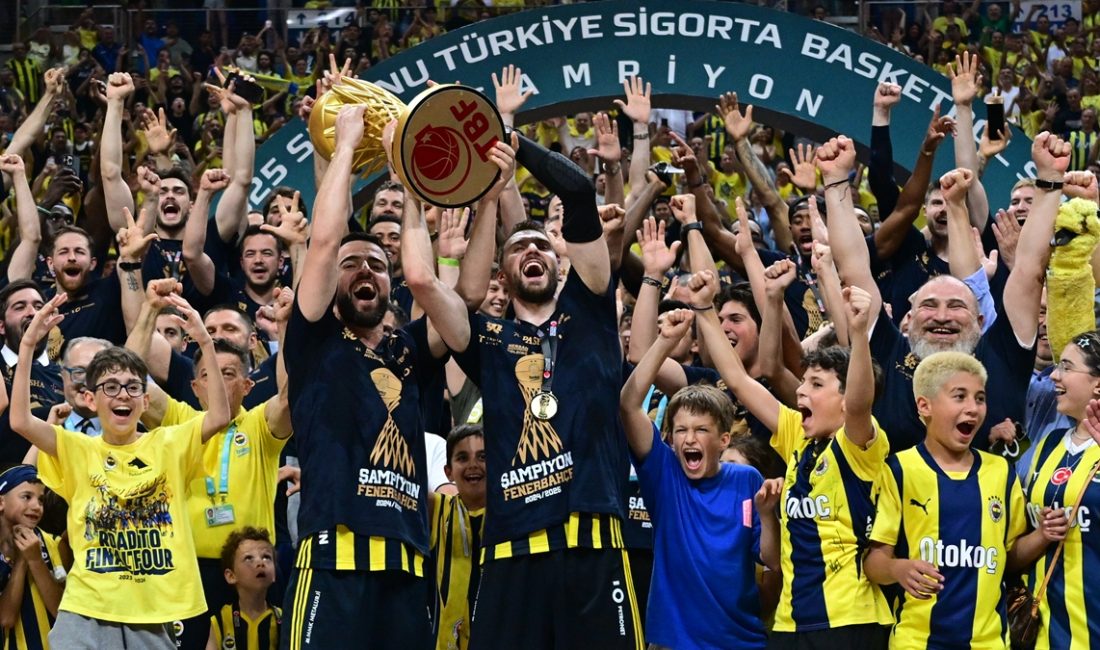 2024-2025 döneminde 84 resmi maça çıkan Fenerbahçe Erkek Basketbol Kadrosu,