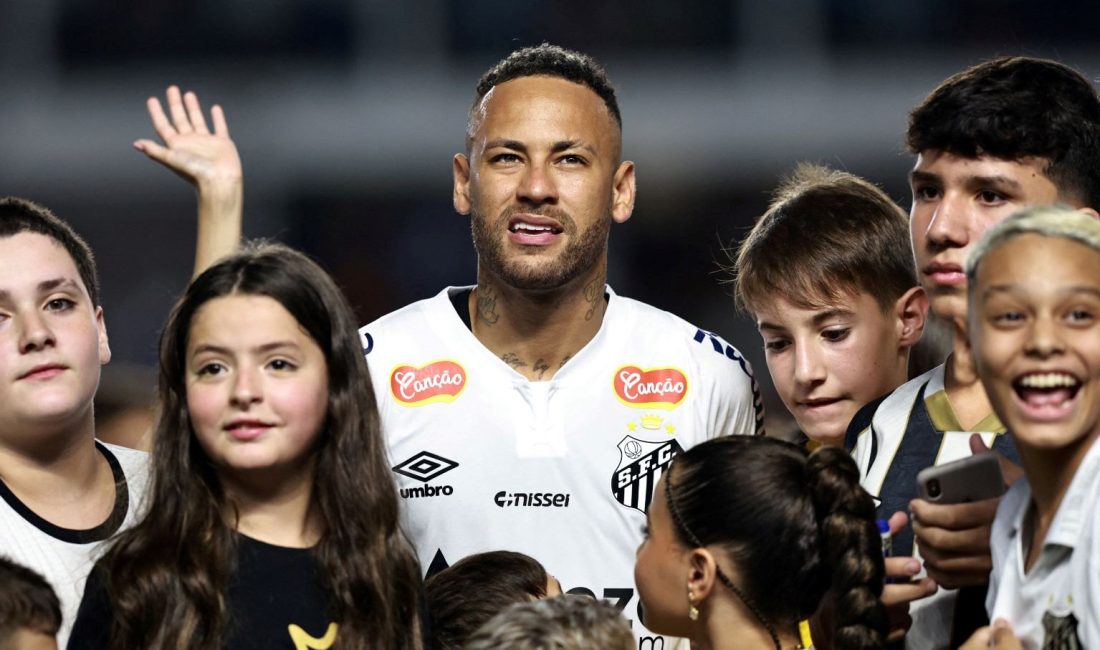 Fenerbahçe'nin transfer listesinde olduğu tez edilen Neymar, yeni kontrata imza