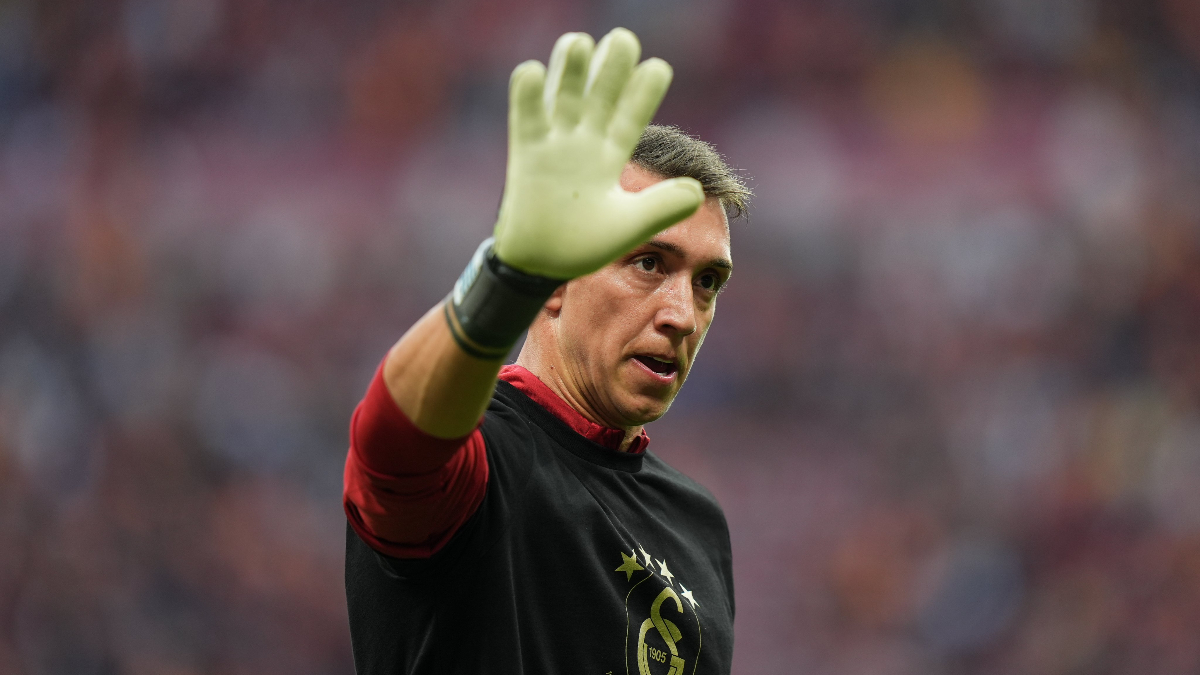 Dönemin sona ermesiyle birlikte hür oyuncu olan Galatasaray'ın deneyimli file