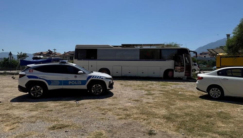 Muğla Fethiye'de, ikinci el pazarının kurulduğu alanda park halindeki otobüste