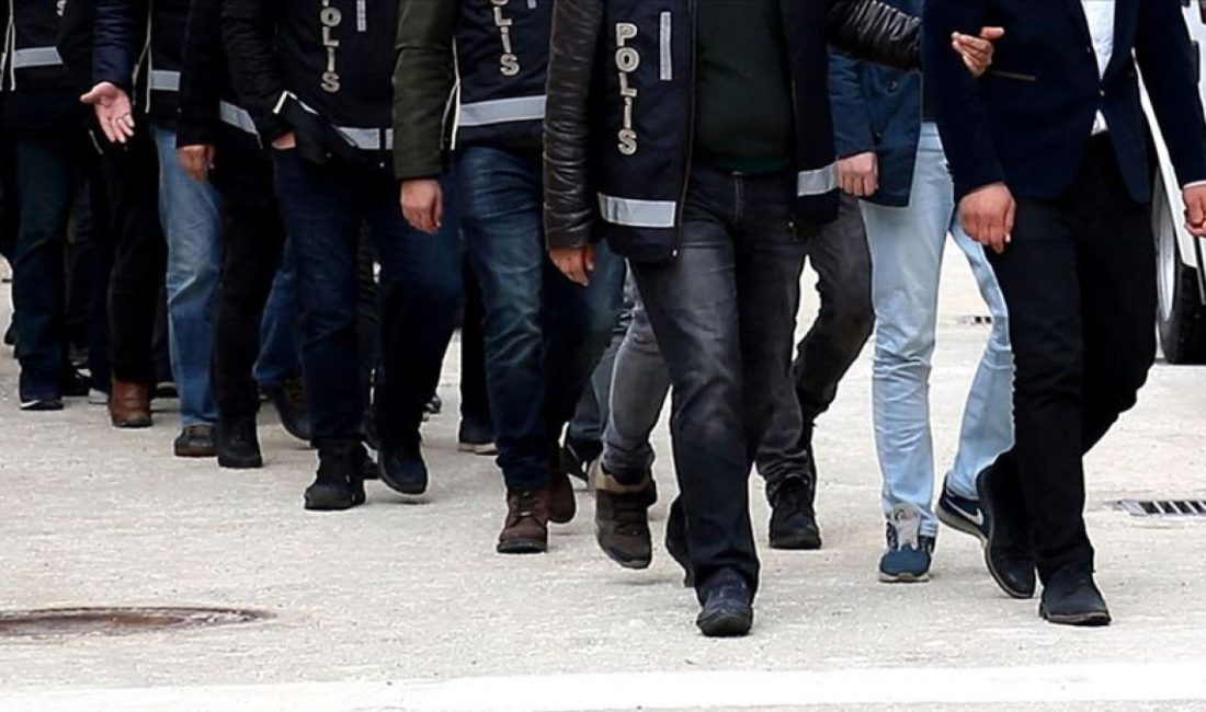 Fetullahçı Terör Örgütü'ne (FETÖ) yönelik İzmir'de gerçekleştirilen operasyonda gözaltına alınan
