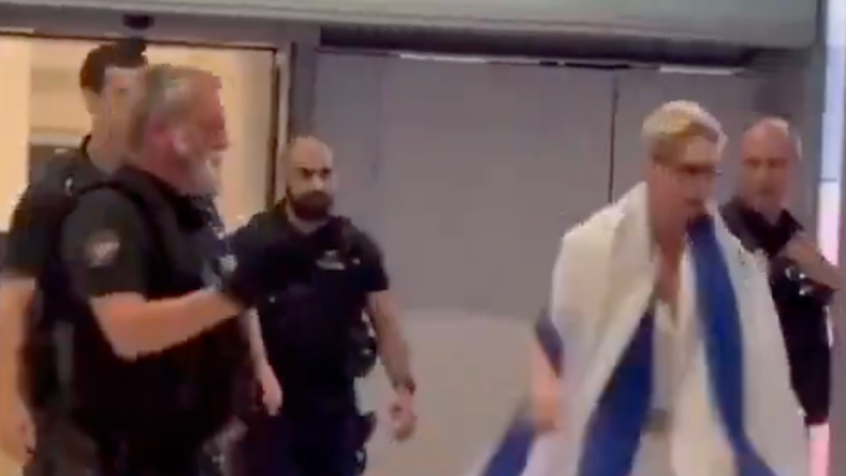 İran hücumları sonrası İsrail'den Fransa'ya kaçan İsrailliler, Paris'te ıslıklarla ve