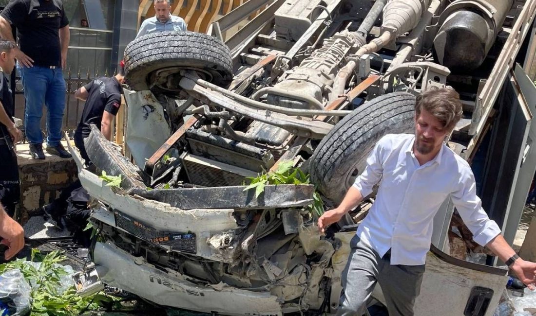 Şırnak'ta freni boşalan kamyonetin seyir halindeki bir taksiye akabinde kaldırıma