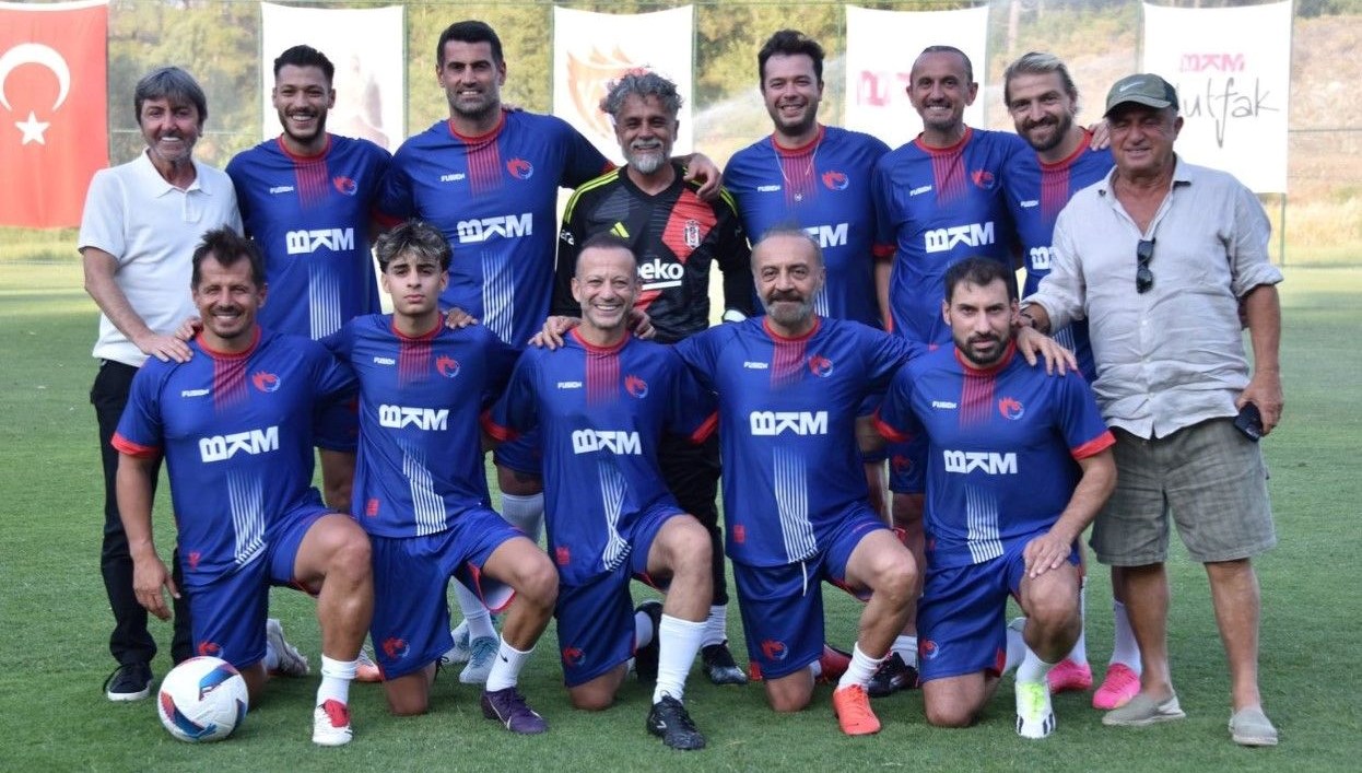 Ünlü sanatçı Yılmaz Erdoğan'ın futbol alanının açılışına spor ve sanat
