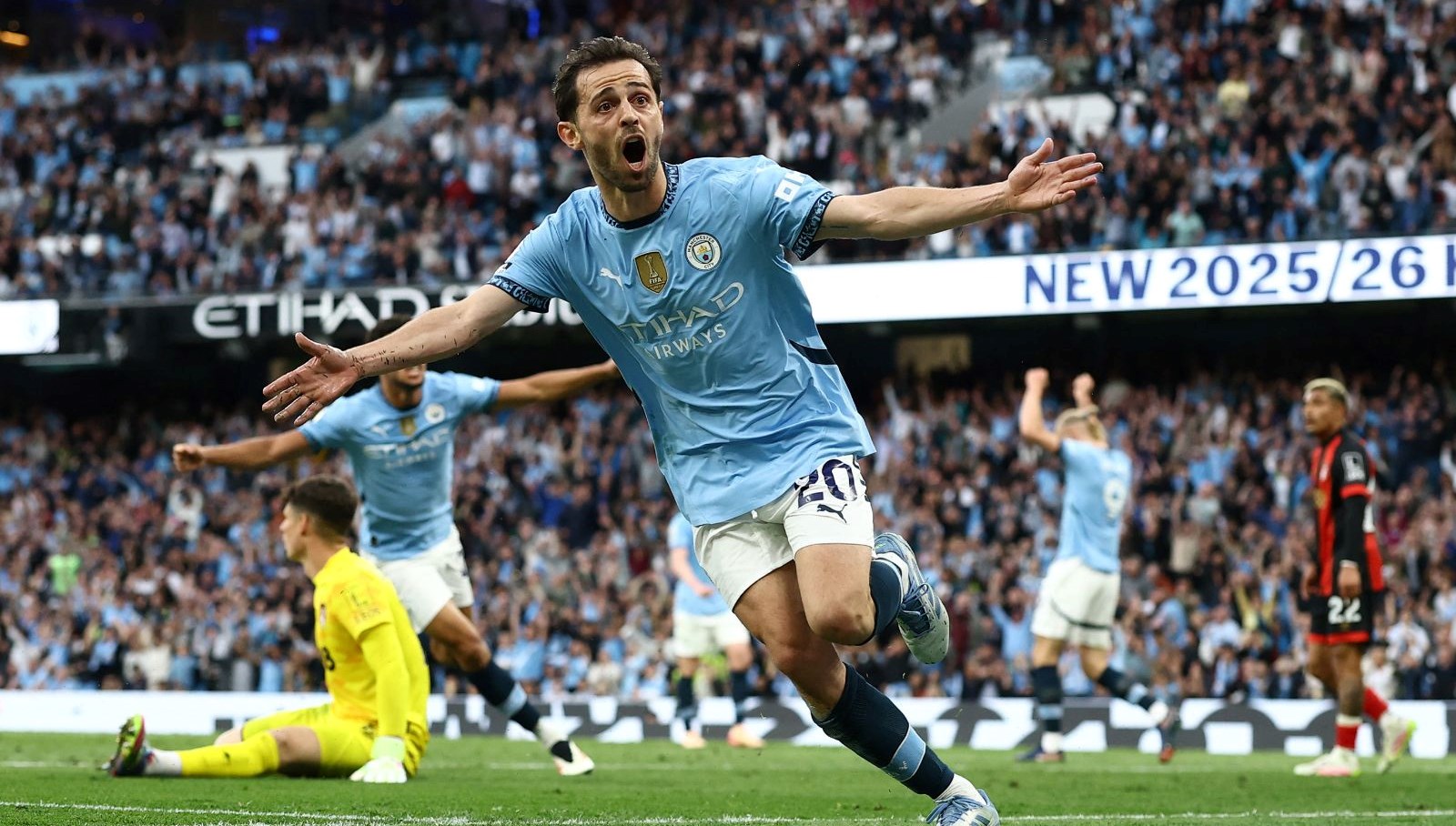 Manchester City'de forma giyen Bernardo Silva, 1 yıllık mukavelesi müddetince grupta