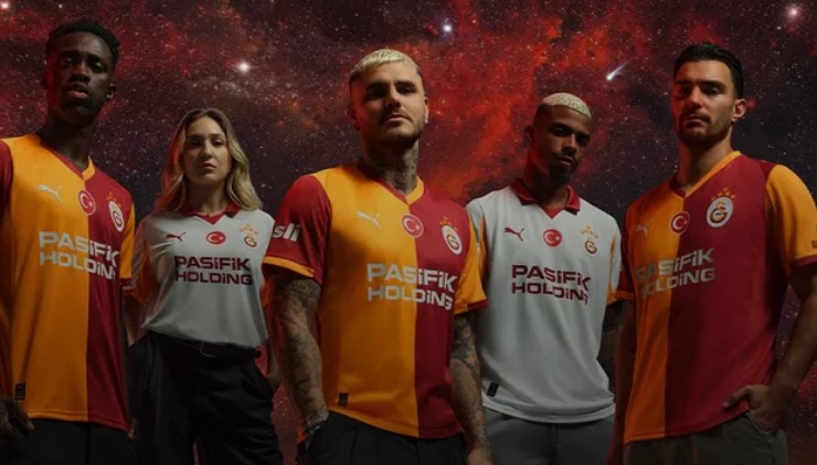 Galatasaray, 2025-2026 döneminde giyeceği iki formayı tanıttı.
