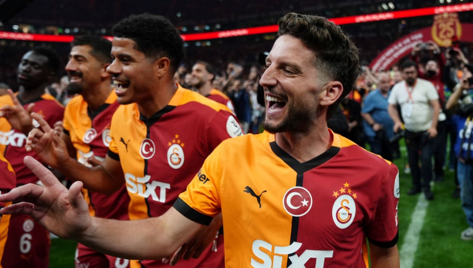Galatasaray'da geçirdiği üç dönemin hepsinde şampiyoınluk yaşayan Dries Mertens'ten flaş
