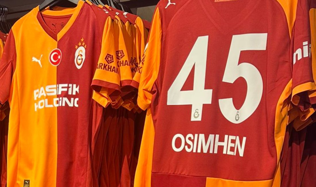 Yeni dönem formalarını taraftarının beğenisini sunan Galatasaray'da Victor Osimhen'in formaları
