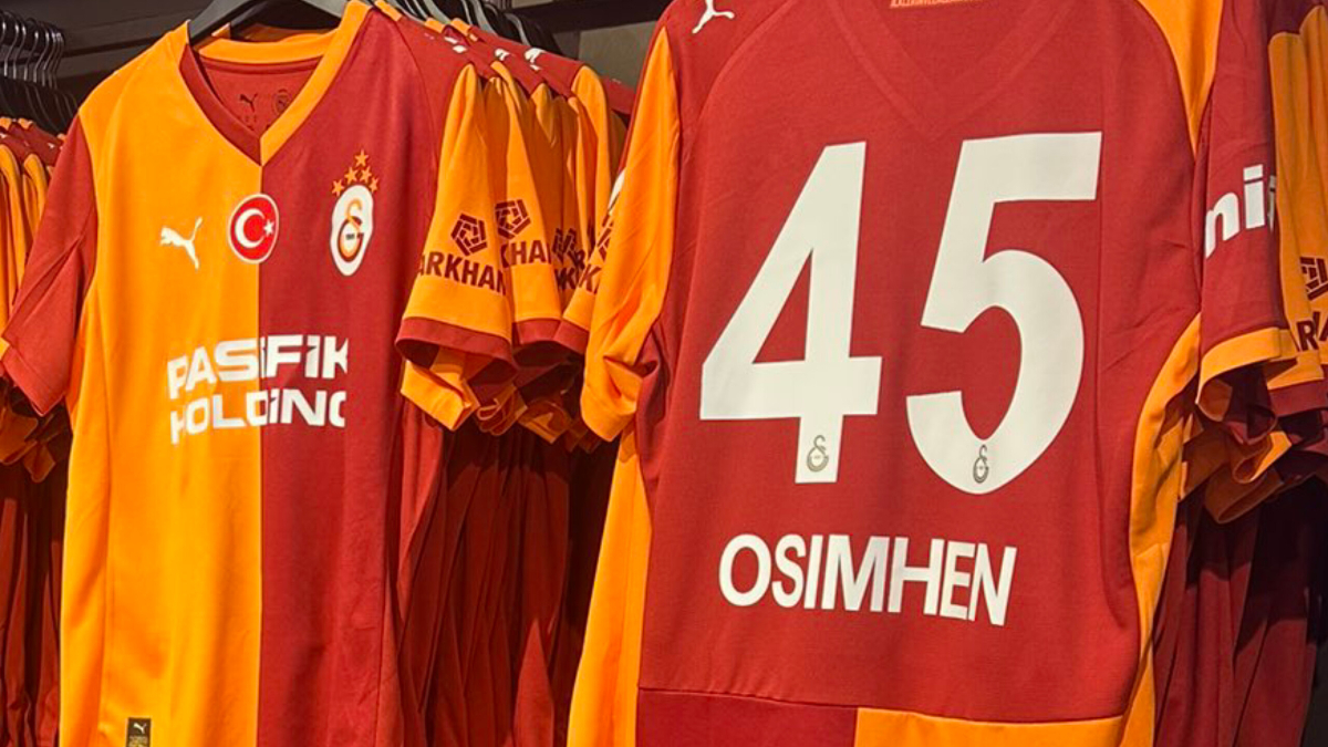 Yeni dönem formalarını taraftarının beğenisini sunan Galatasaray'da Victor Osimhen'in formaları