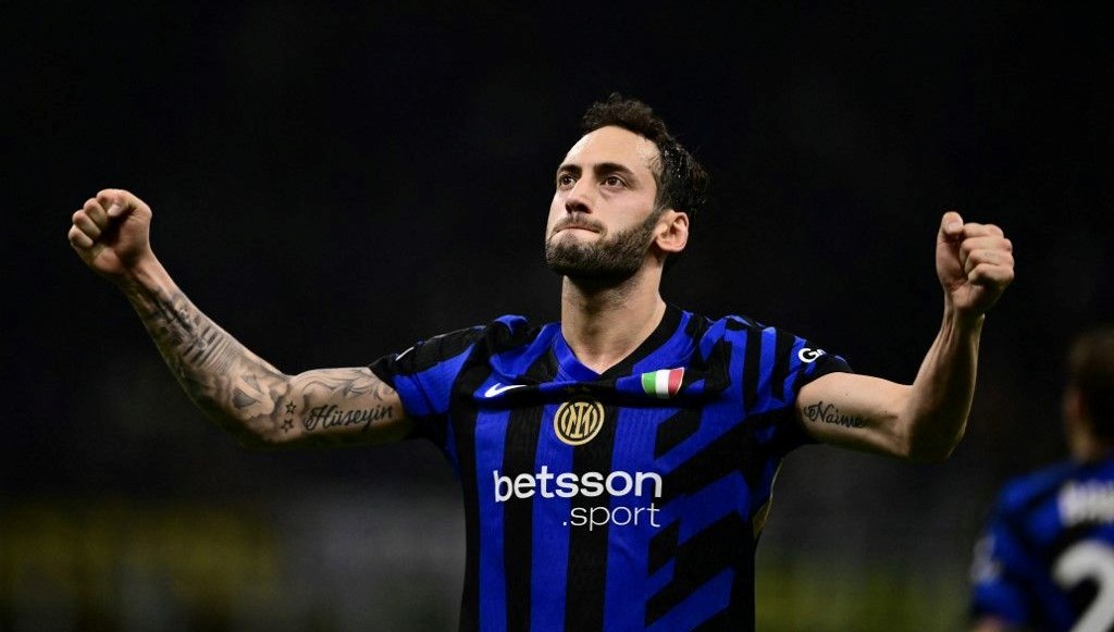 Galatasaray, ulusal futbolcu Hakan Çalhanoğlu için Inter'e daha yüksek bir