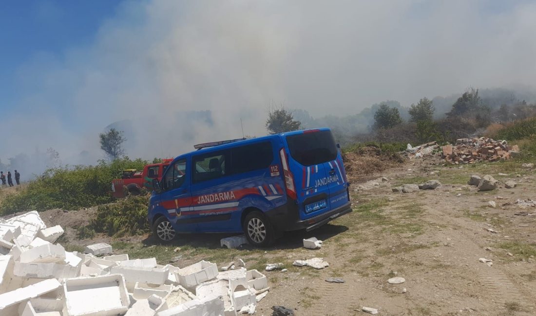 Sakarya'nın Akyazı ilçesinde bir geri dönüşüm tesisinde yangın çıktı. Yangın ormana