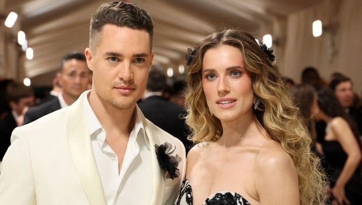 Girls dizisiyle tanınan hoş oyuncu Allison Williams, meslektaşı Alexander Dreymon