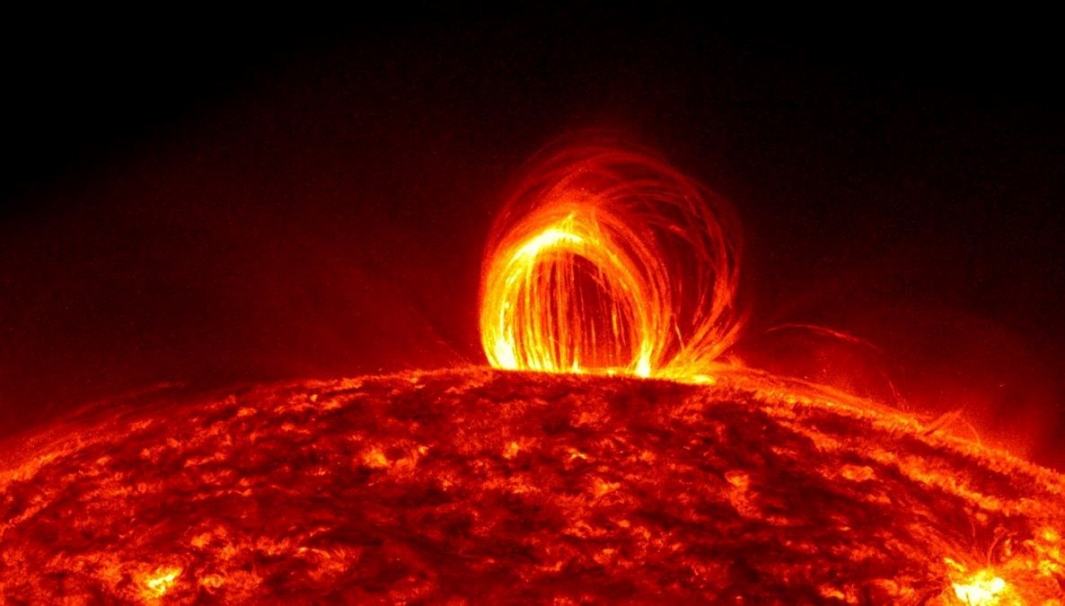 Güneş’in korona ismi verilen atmosfer katmanında açılan devasa delik nedeniyle