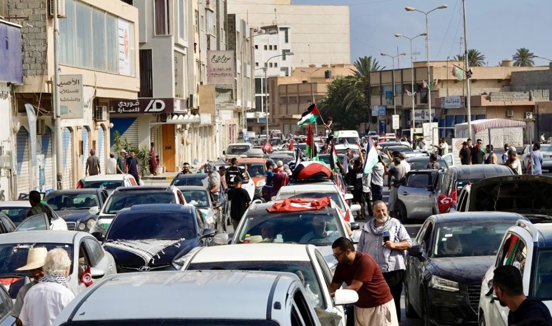 Mağrip Direniş Konvoyu, bekletildiği Libya'nın Sirte kenti girişindeki denetim noktasında,