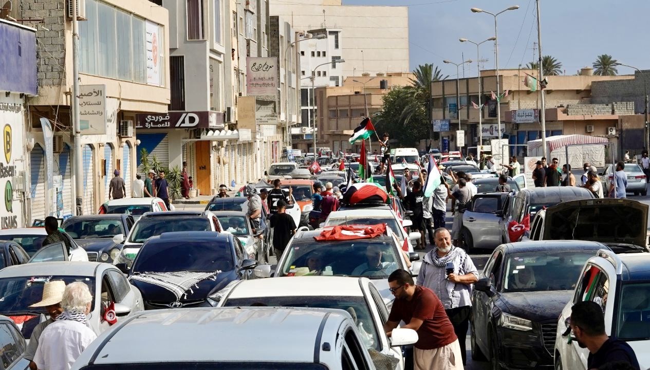 Mağrip Direniş Konvoyu, bekletildiği Libya'nın Sirte kenti girişindeki denetim noktasında,