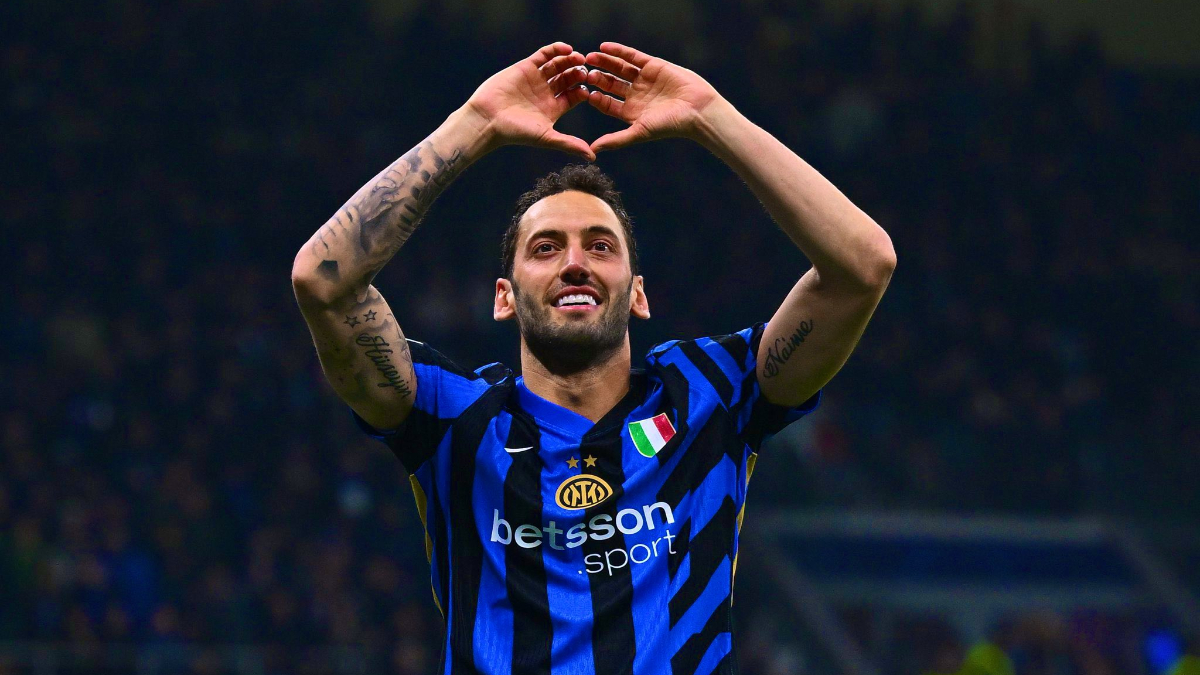 Hakan Çalhanoğlu'nun babası, Instagram'da oğlunu etiketleyerek "İnşallah bir gün Galatasarayımıza