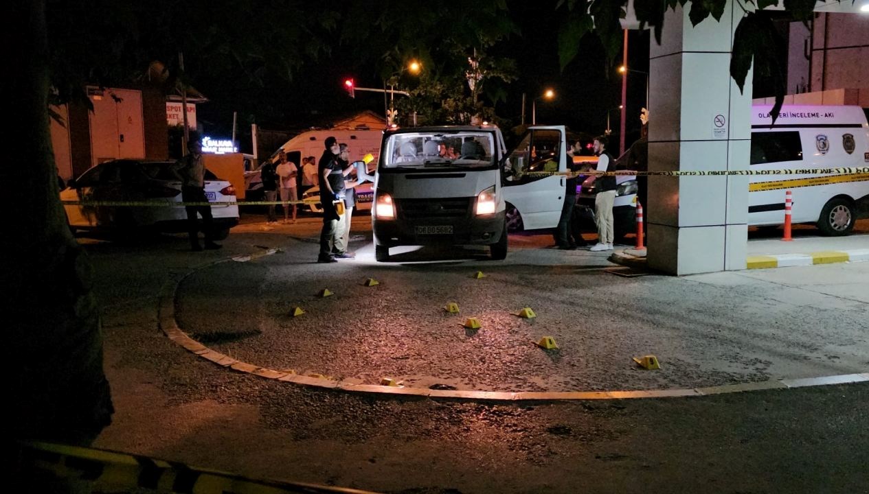 Sakarya'da hastane bahçesinde çıkan tartışmanın akabinde silahla vurulan kişi hayatını