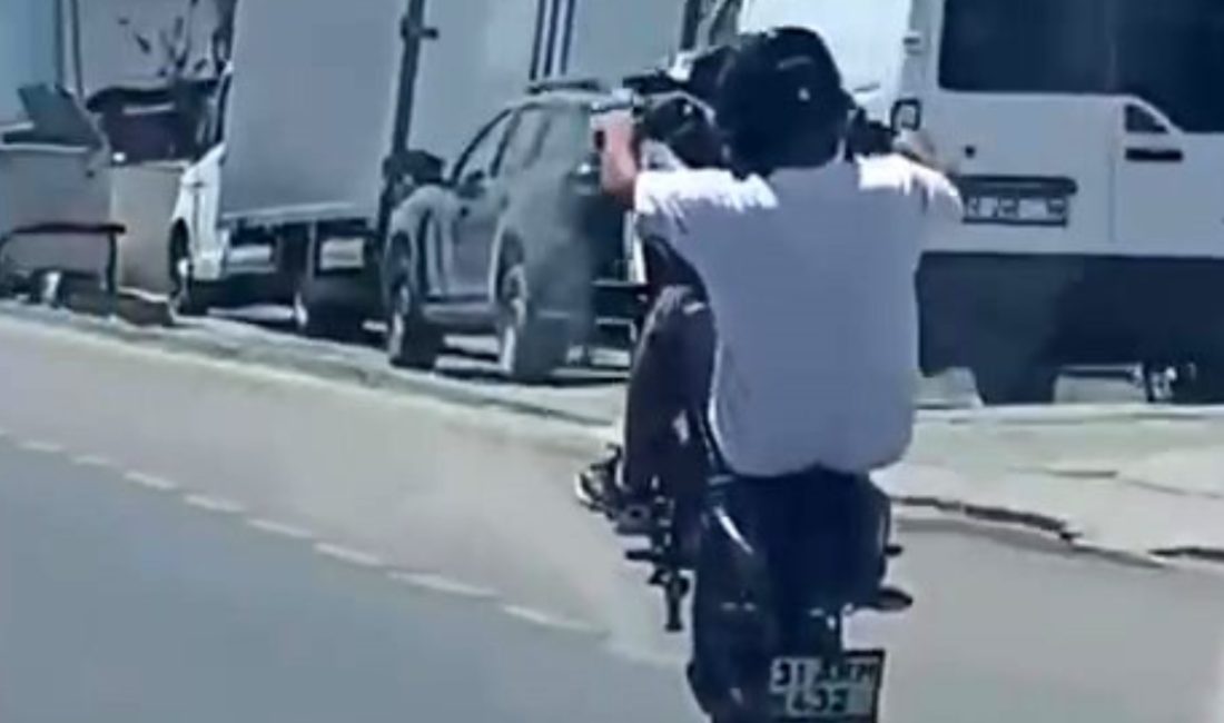 Hatay'da bir motosiklet şoförünün trafiğe açık yolda yaptığı tehlikeli hareketler,