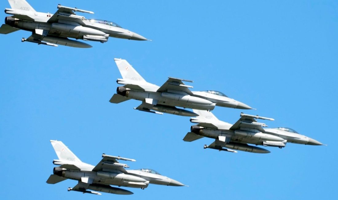 Hollanda, 18 adet F-16 savaş uçağını Romanya'ya bağışladı.