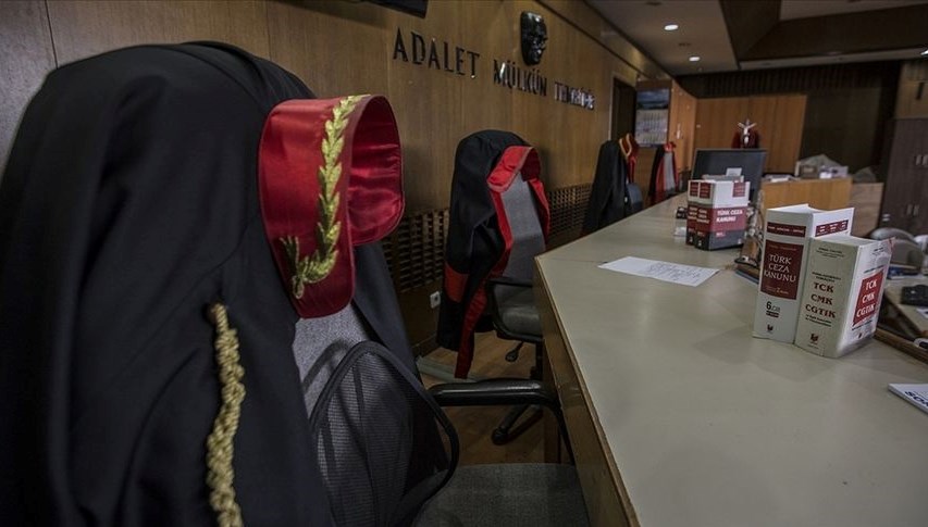 Artık hukuk fakültesini bitirenlerin mesleklerini yapabilmesi için bir sınavı geçmeleri