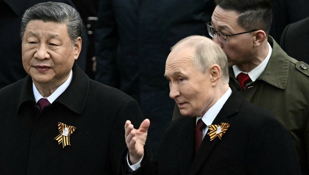 Telefonda görüşen Rusya Devlet Lideri Putin ve Çin lideri Şi,