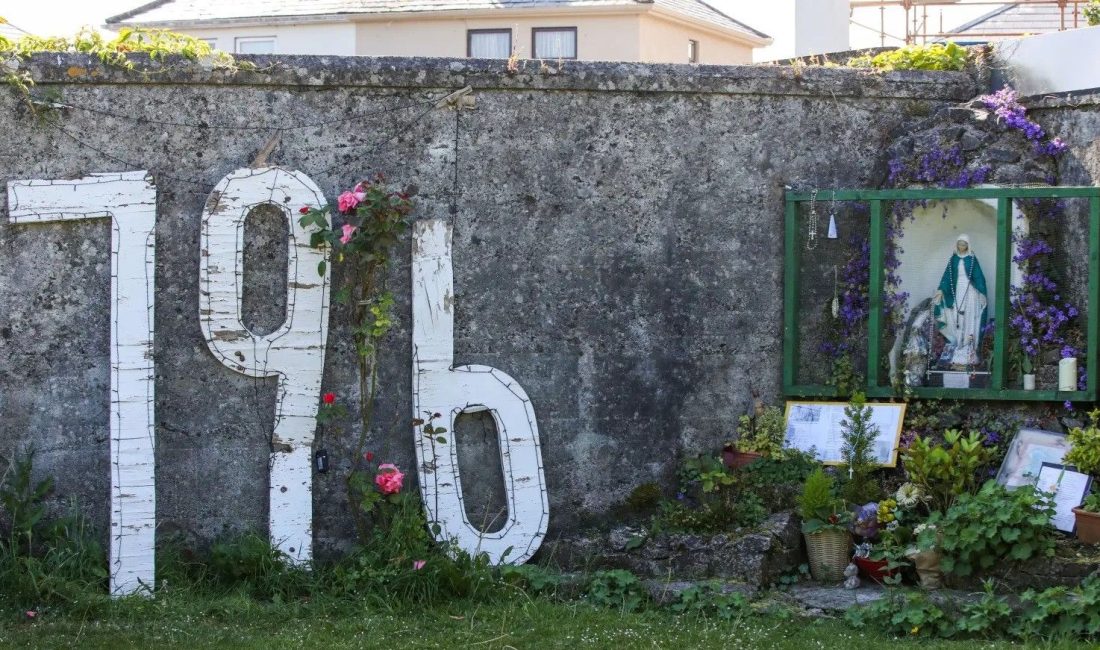İrlanda'da Katolik rahibeler tarafından işletilen bir kurumun yerinde çok sayıda
