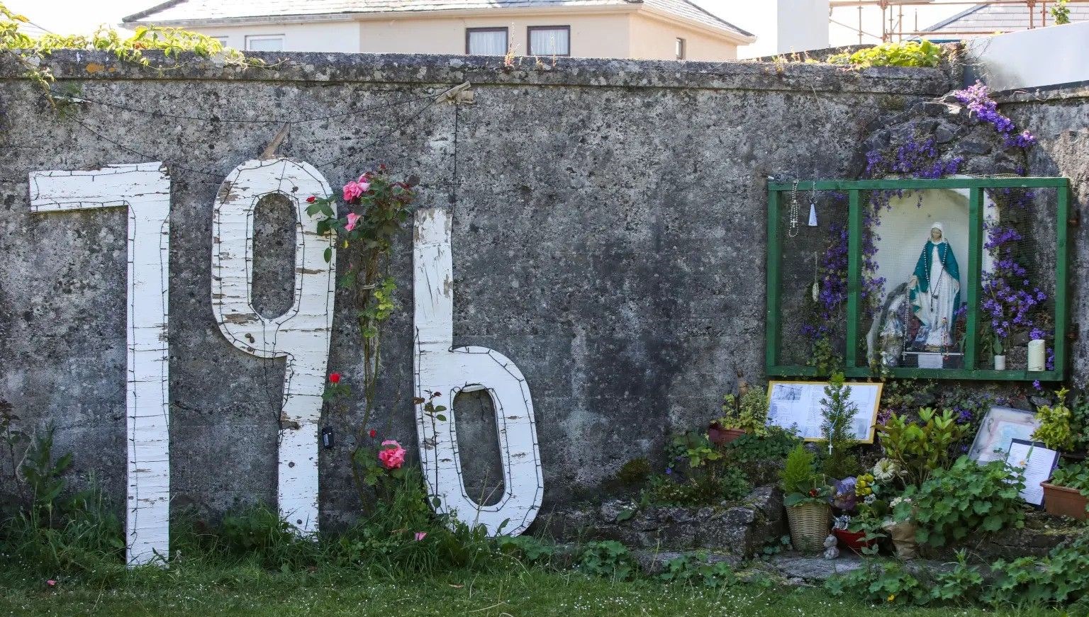 İrlanda'da Katolik rahibeler tarafından işletilen bir kurumun yerinde çok sayıda
