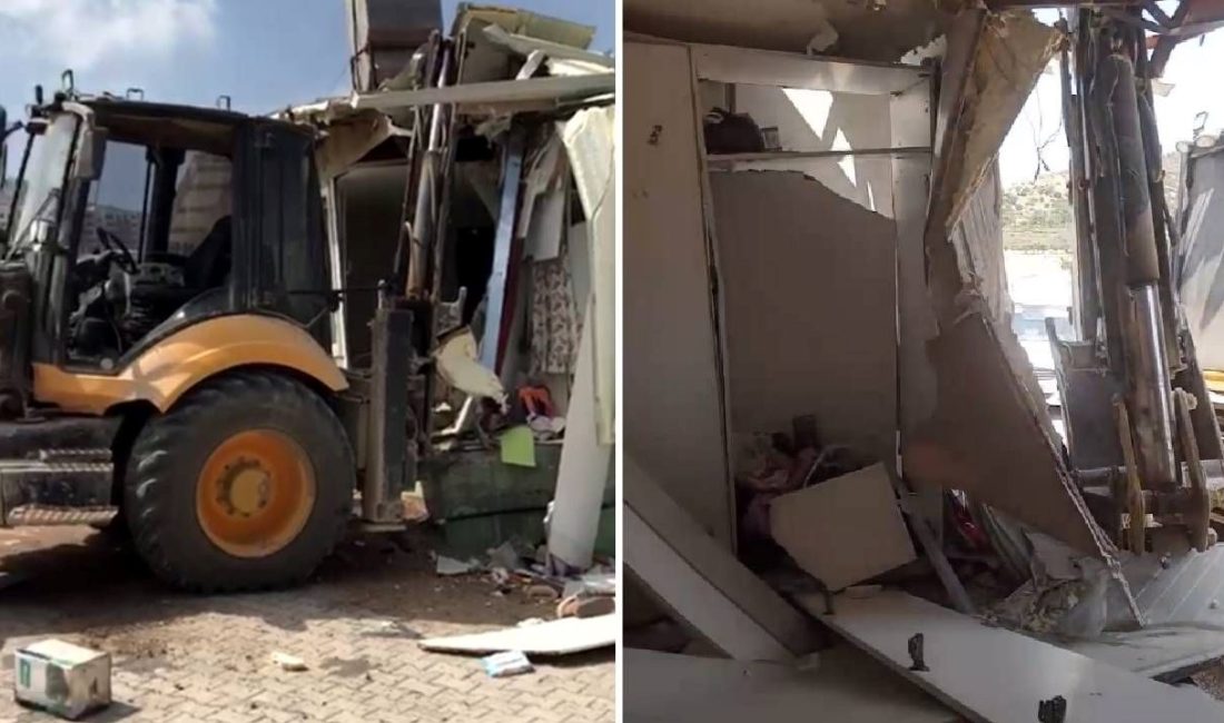 Hatay'da operatörünün denetiminden çıkan iş makinesi, yol kenarındaki prefabrik meskene