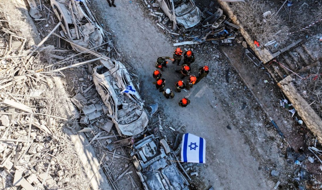 İran'dan atılan füzelerin, Tel Aviv'in doğusundaki Ramat Gan kentinde "akıl
